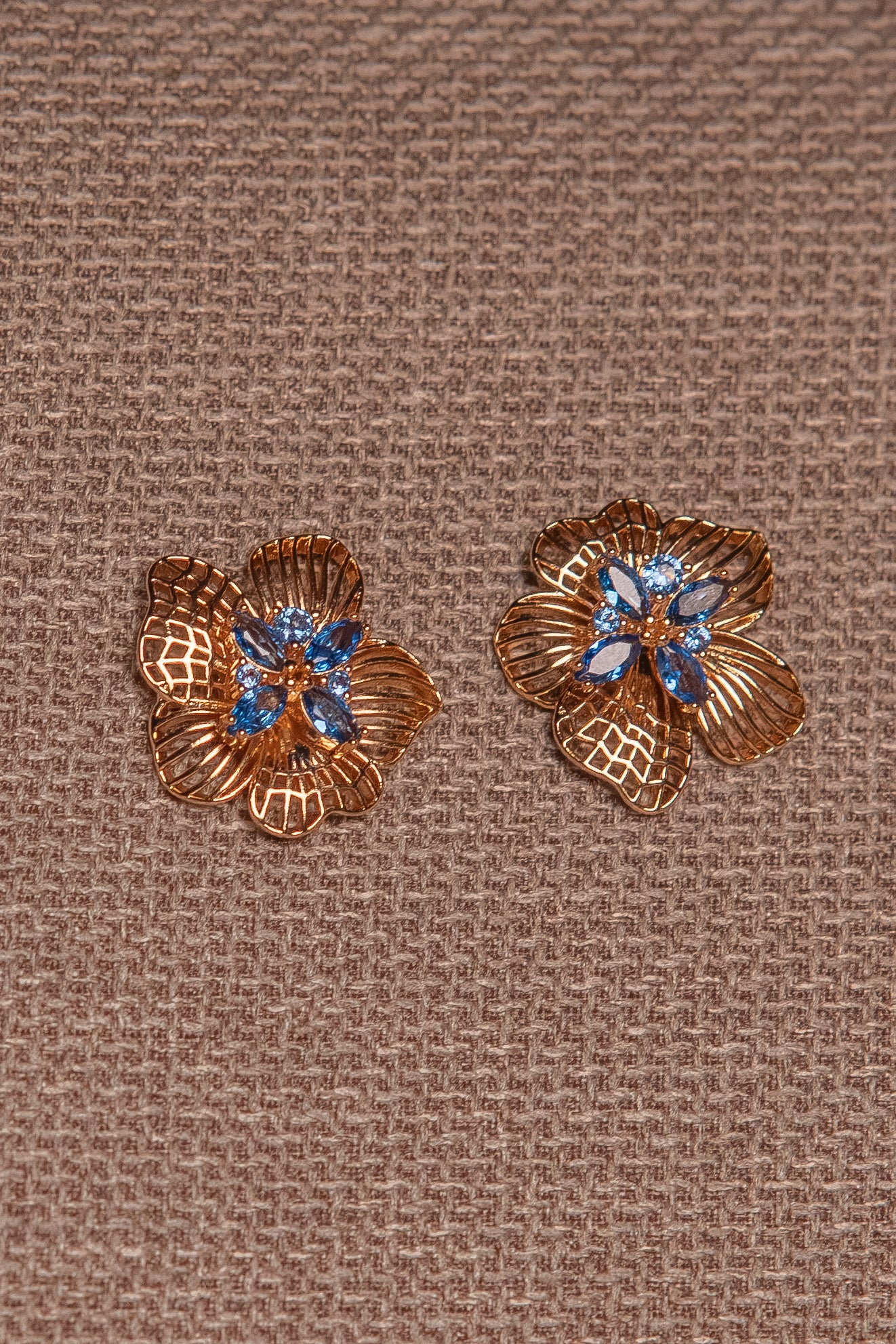 Brinco flor com pedras azuis