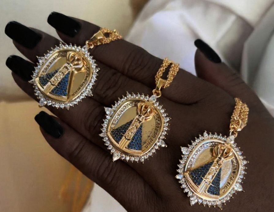 Colar dourado com pingente de Nossa Senhora