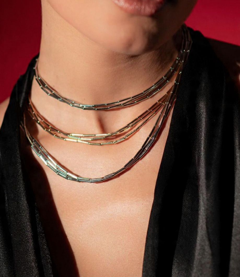 Colar de canutilhos finos no dourado