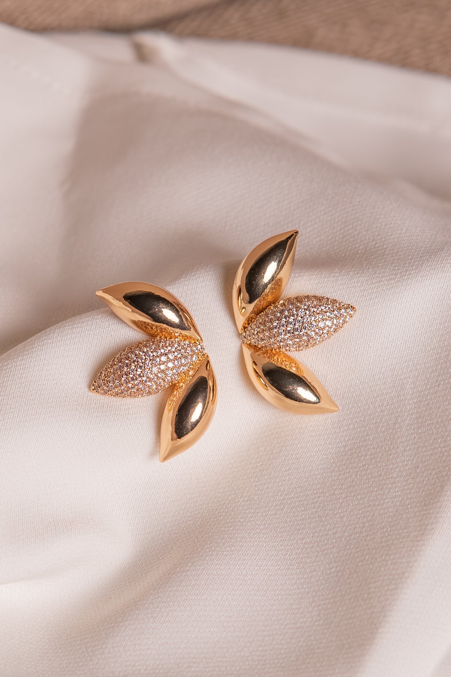 Brinco dourado estilo flor